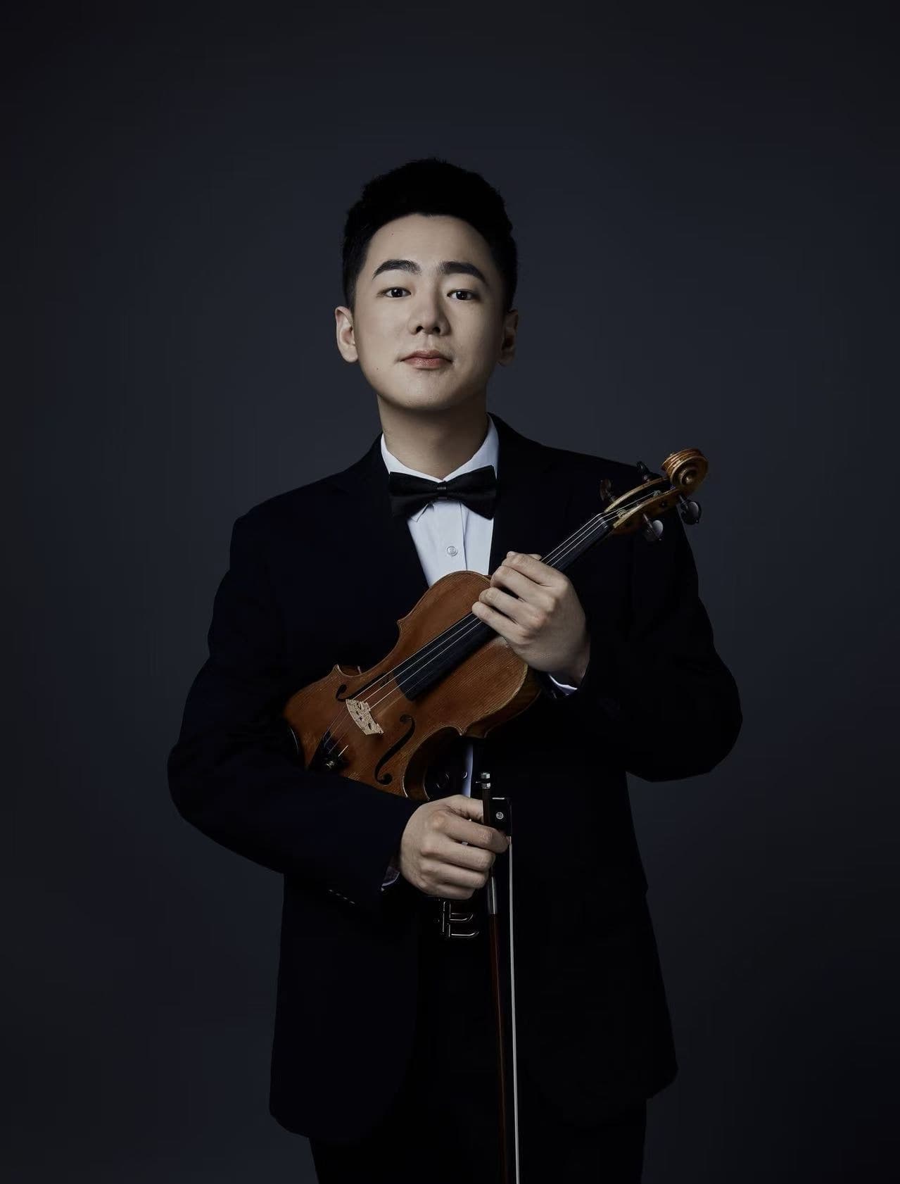 Portrait of Ruoyao Li holding a violin