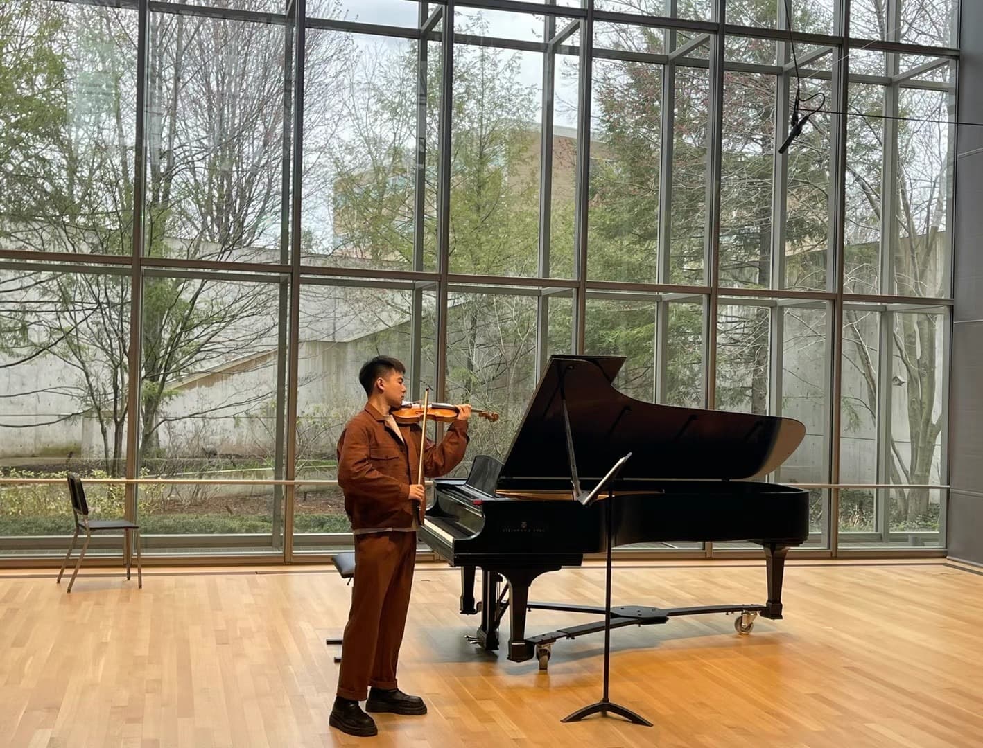 Ruoyao Li performing violin in a studio setting